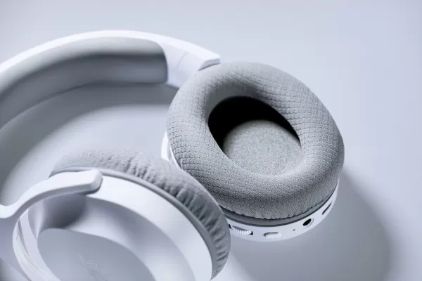 Le Razer Barracuda X (Blanc) est équipé de haut-parleurs Razer TriForce de 40 mm, qui délivrent un son immersif avec des basses profondes, des médiums riches et des aigus clairs.